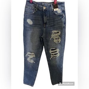Brand new no boundaries mom jeans with rips